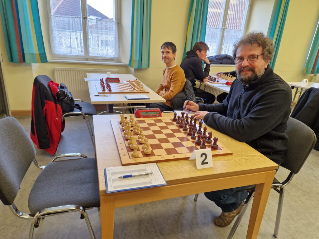 An Brett 1 und 2 warten die beiden Köschinger Spieler Holzer, Martin und Mayer, Markus auf Sandor und Dominic. 